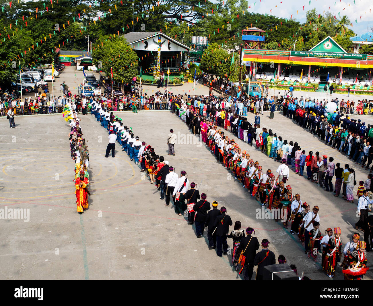 Manau danza, la tradizionale cerimonia di Kachin persone per festeggiare Kachin Giornata Nazionale di Myitkyina, Myanmar Foto Stock