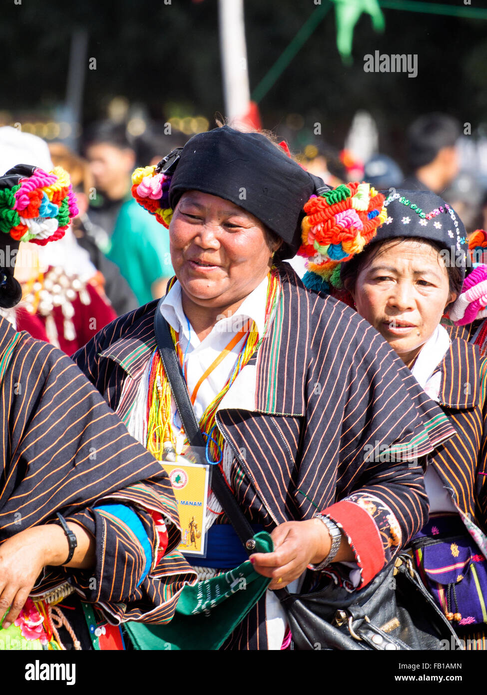 Manau danza, la tradizionale cerimonia di Kachin persone per festeggiare Kachin Giornata Nazionale di Myitkyina, Myanmar Foto Stock