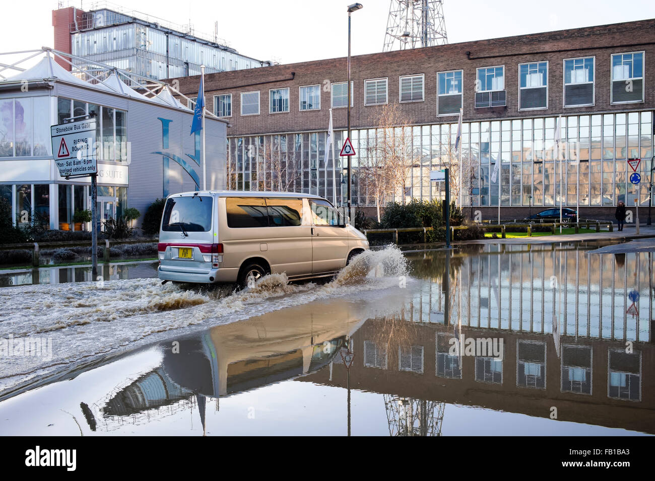Riflessioni rare nel Stonebow dopo le inondazioni di Natale del 2015, città di York, England, Regno Unito Foto Stock