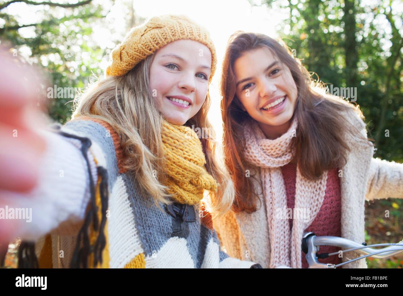 Ritratto di ragazze adolescenti guardando sorridente della fotocamera Foto Stock