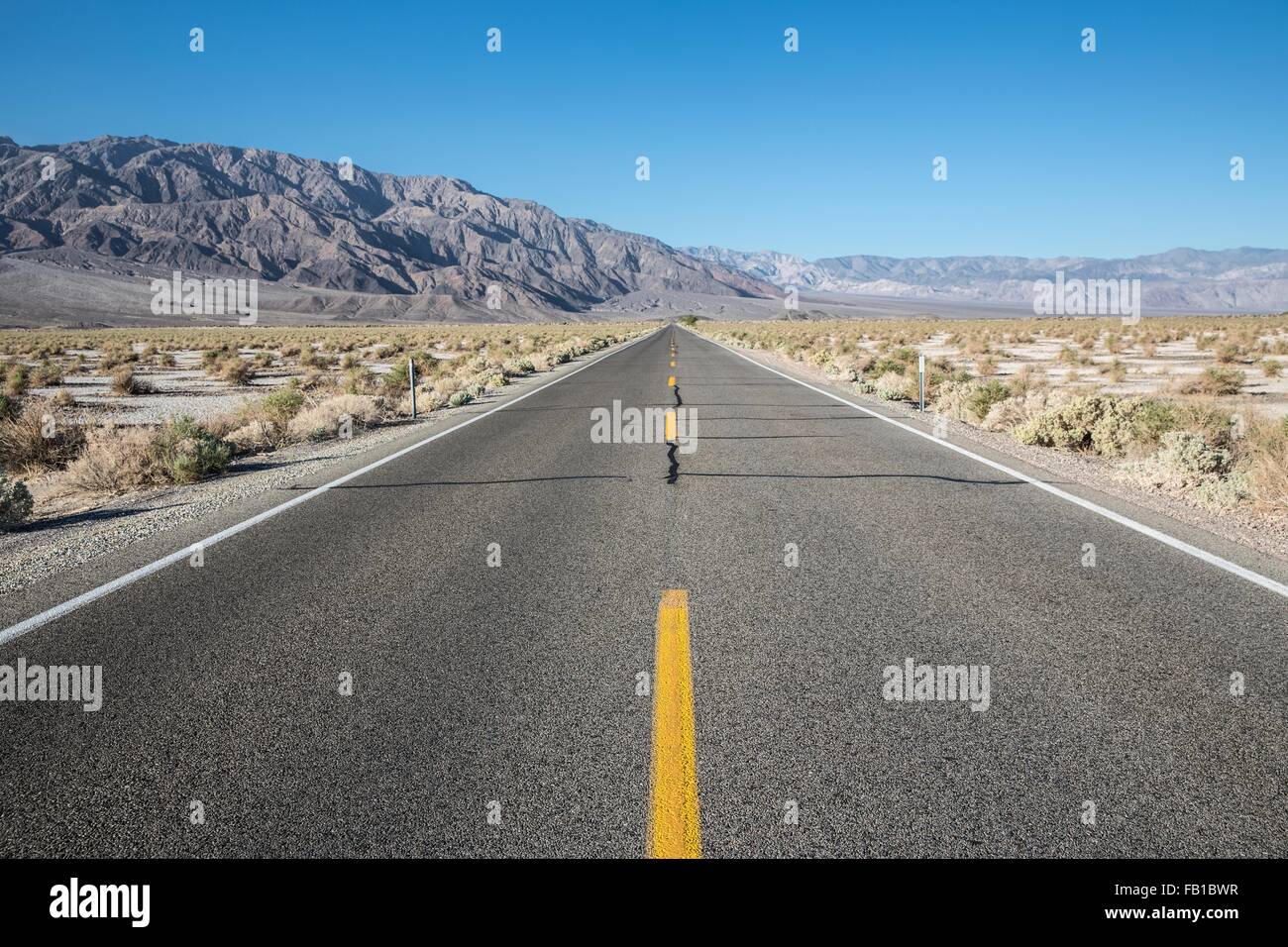 Strada vuota, Death Valley, California, Stati Uniti d'America Foto Stock