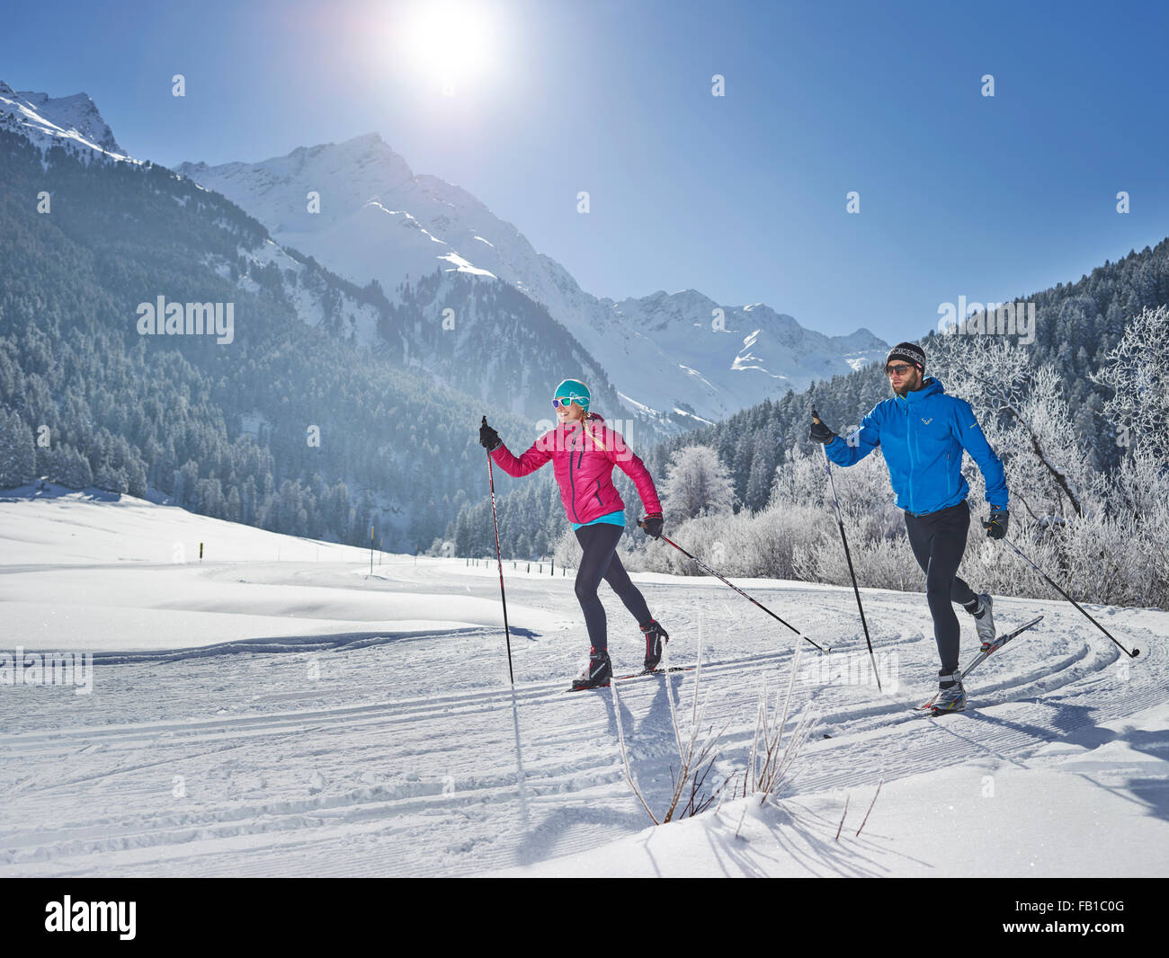 Donna e uomo, sci di fondo, Seilrain, Sellraintal, Alpi dello Stubai, Tirolo, Austria Foto Stock