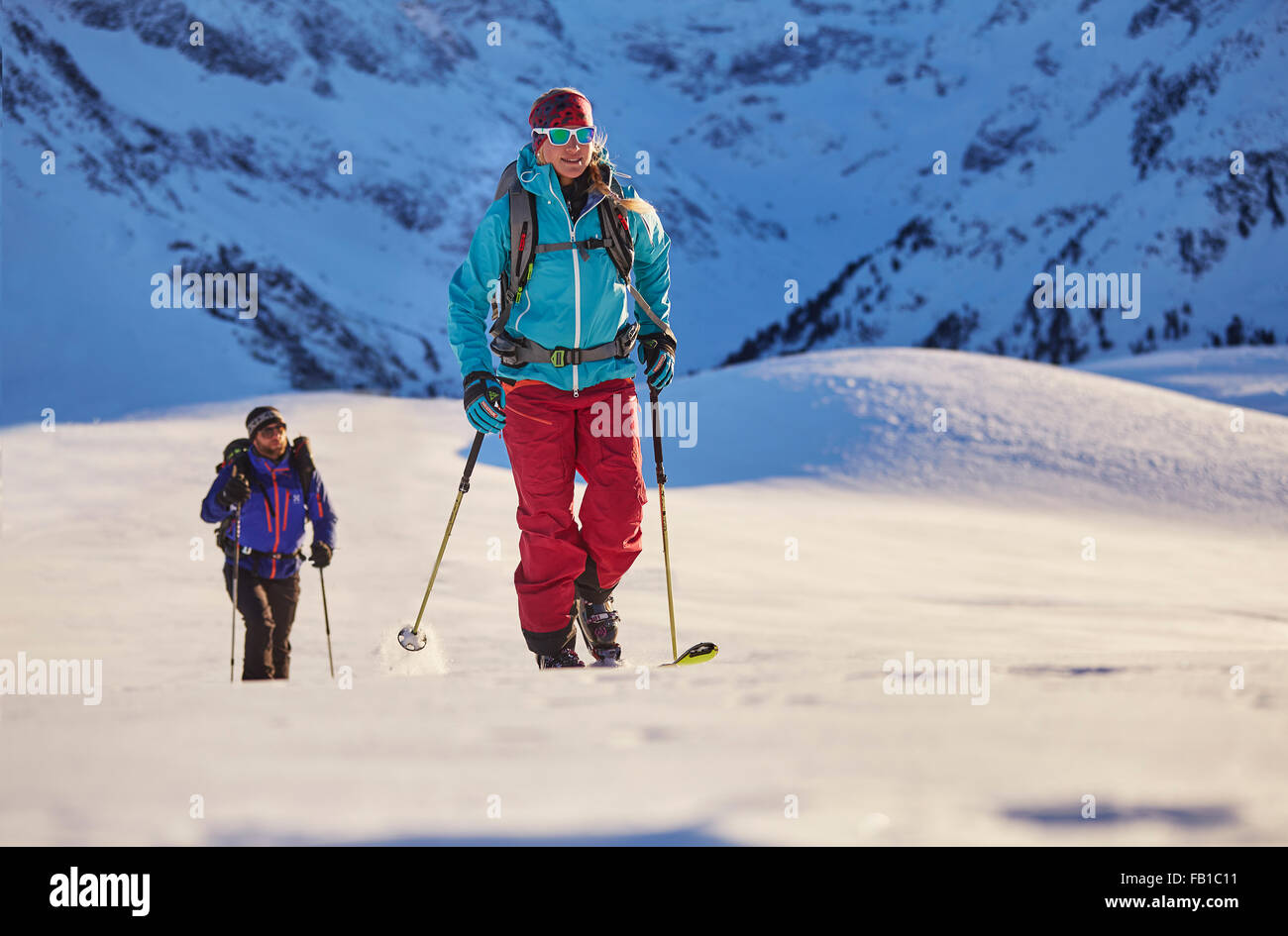 Due ski tourer durante la risalita, Kühtai, Tirolo, Austria Foto Stock
