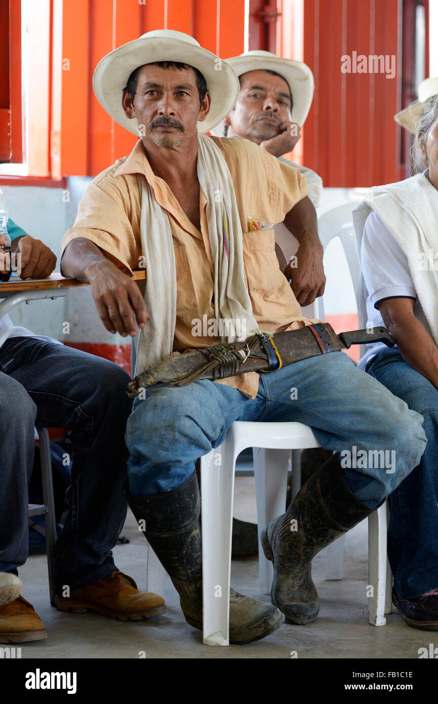 L'uomo con il cappello tradizionale e machete, villaggio incontrando,  Verera de Boqueron Affitto, San Francisco, dipartimento di Antioquia,  Colombia Foto stock - Alamy