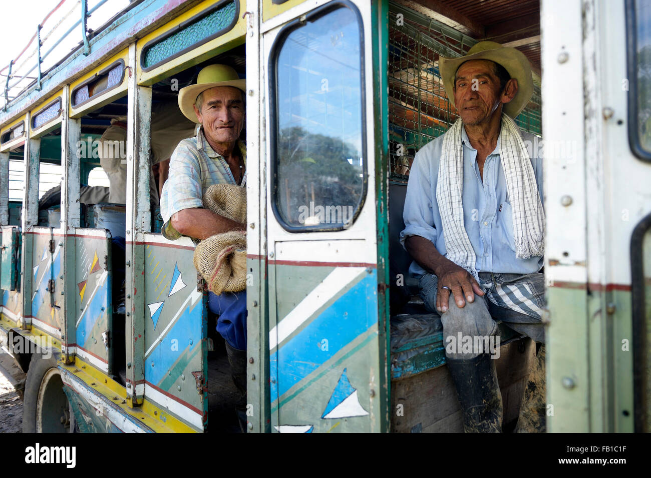 Gli uomini sul bus pubblico, San Francisco, dipartimento di Antioquia, Colombia Foto Stock