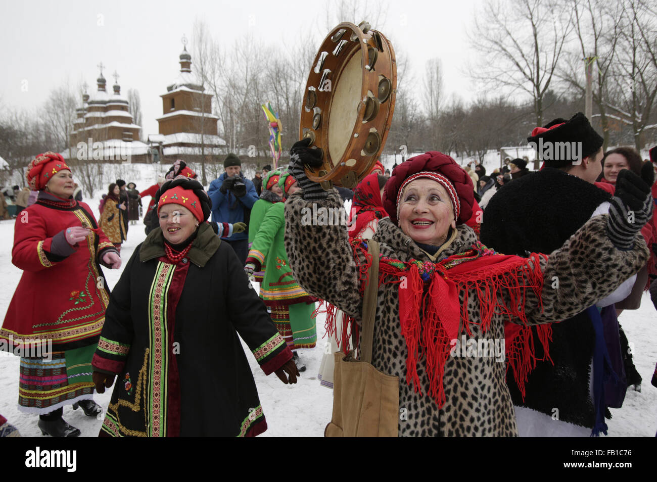 Il 4 dicembre, 2015 - Kiev, Ucraina - donne che indossano i costumi  tradizionali ucraine cantare i canti natalizi e balli durante la  celebrazione del Natale ortodosso a Kiev. (Credito Immagine: ©