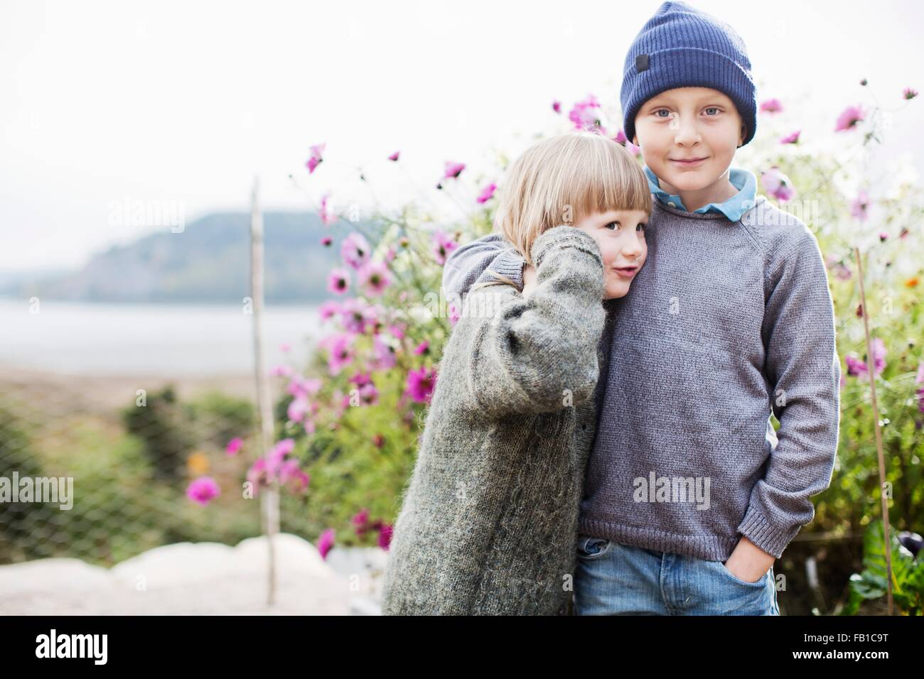 I ragazzi in giardino biologico Foto Stock