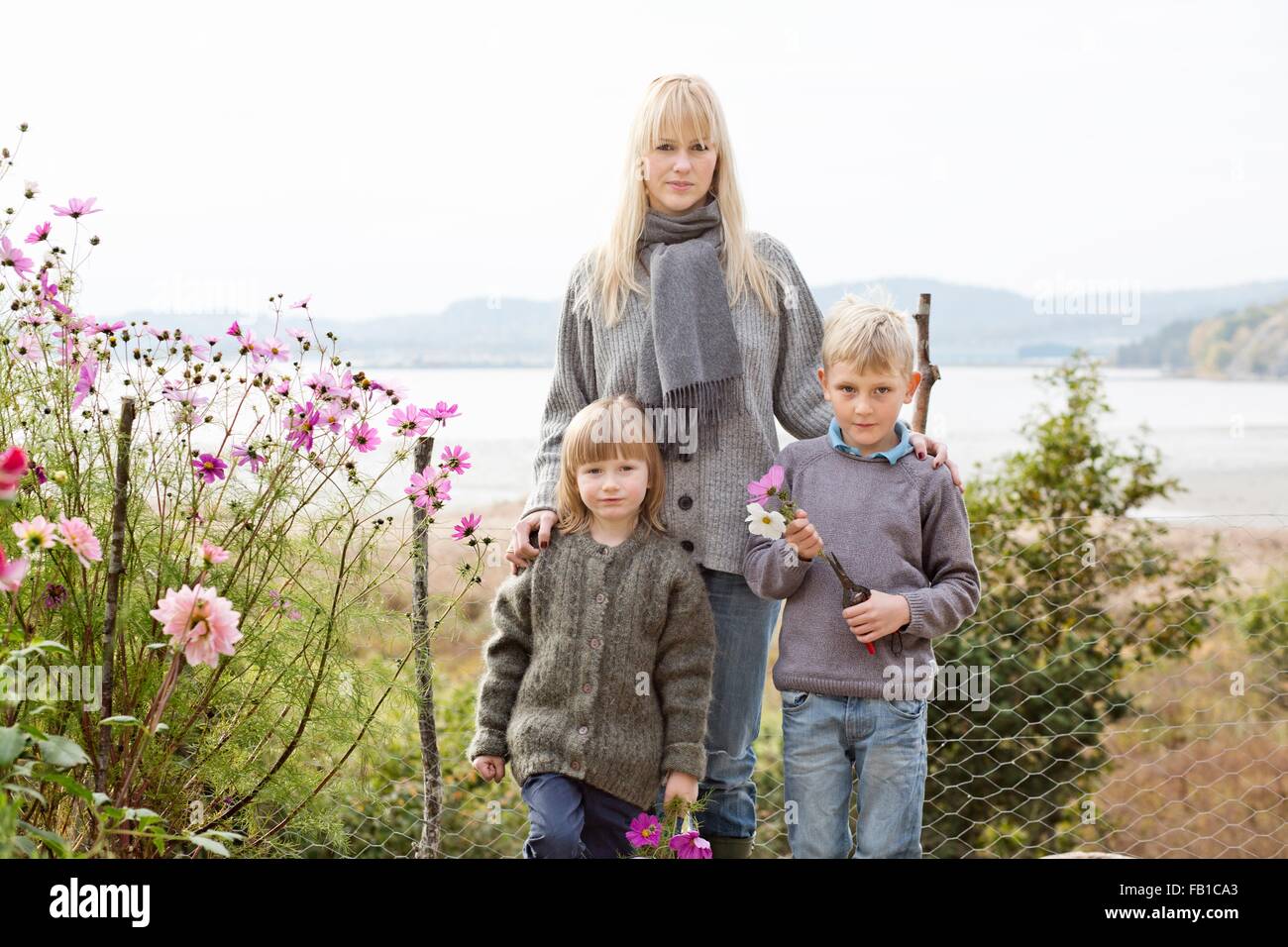 Ritratto di madre e bambini in giardino organico, Orust, Svezia Foto Stock