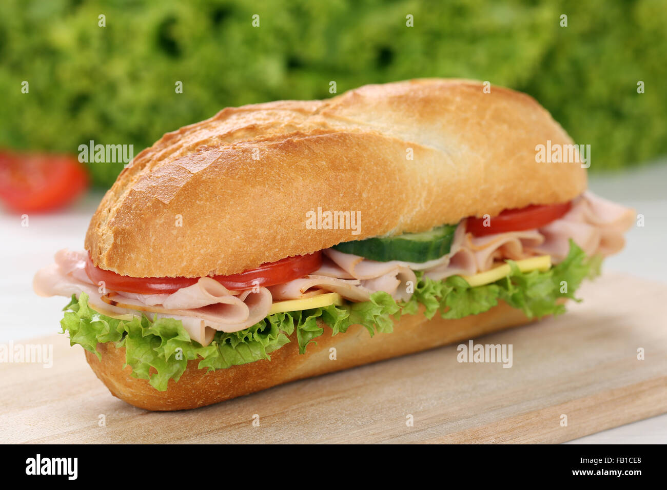 Sub deli sandwich baguette con prosciutto e formaggio, pomodori e lattuga Foto Stock