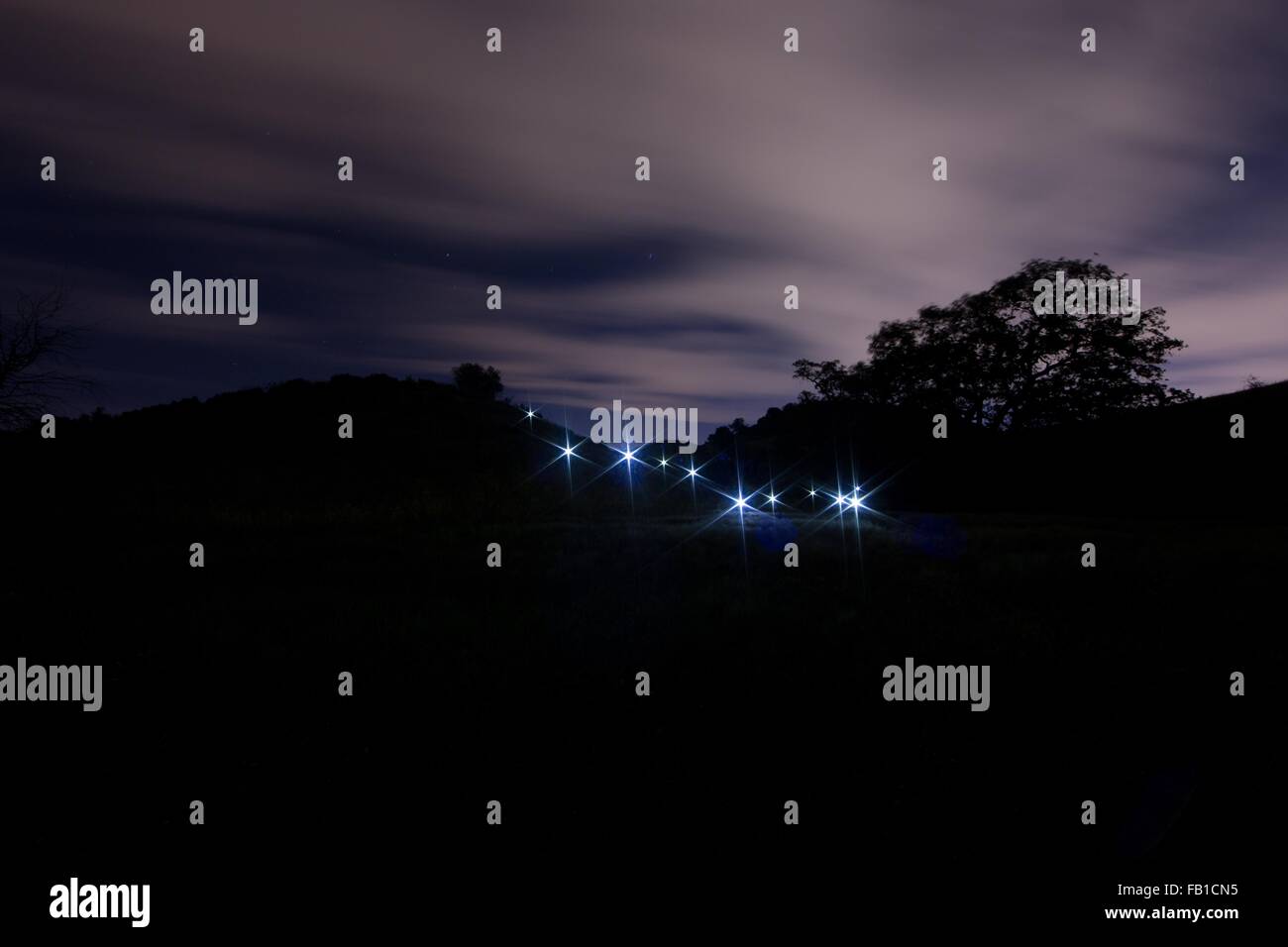 Una lunga esposizione, Santa Monica montagne illuminata di notte, Malibu Canyon State Park, California, Stati Uniti d'America Foto Stock