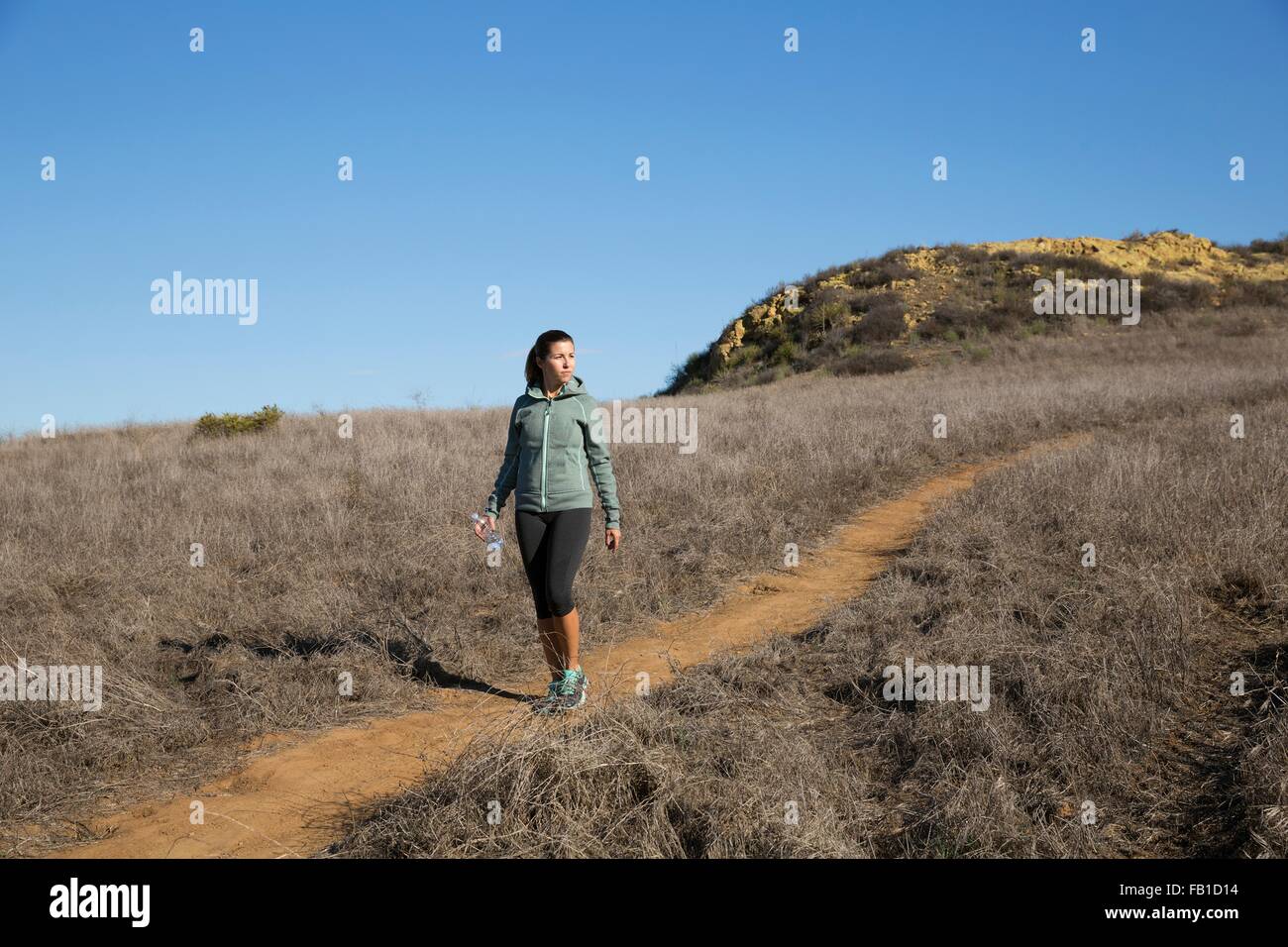 Femmina mobile runner in discesa il percorso Foto Stock