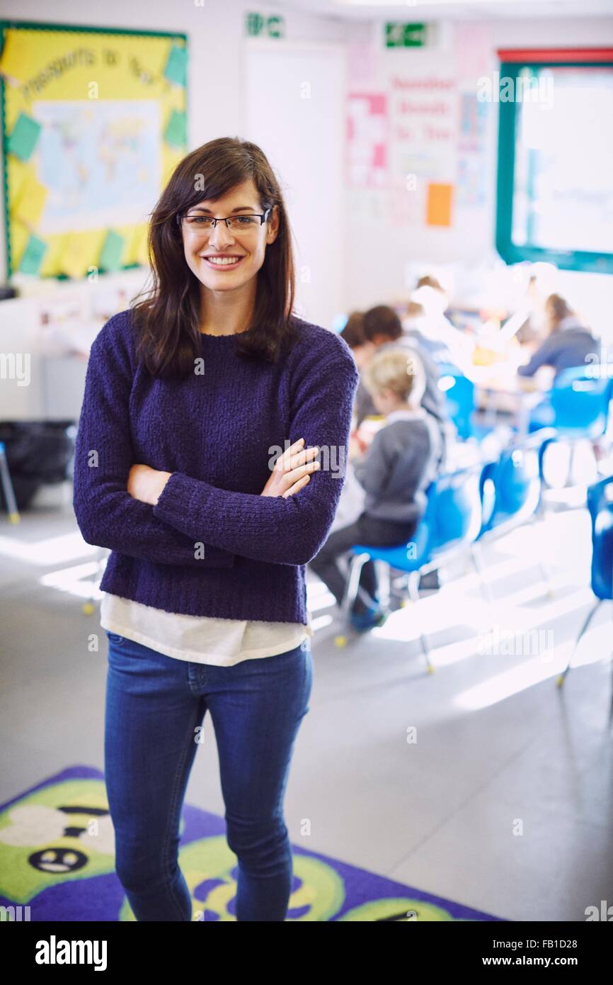 Ritratto di donna insegnante di scuola elementare in aula Foto Stock