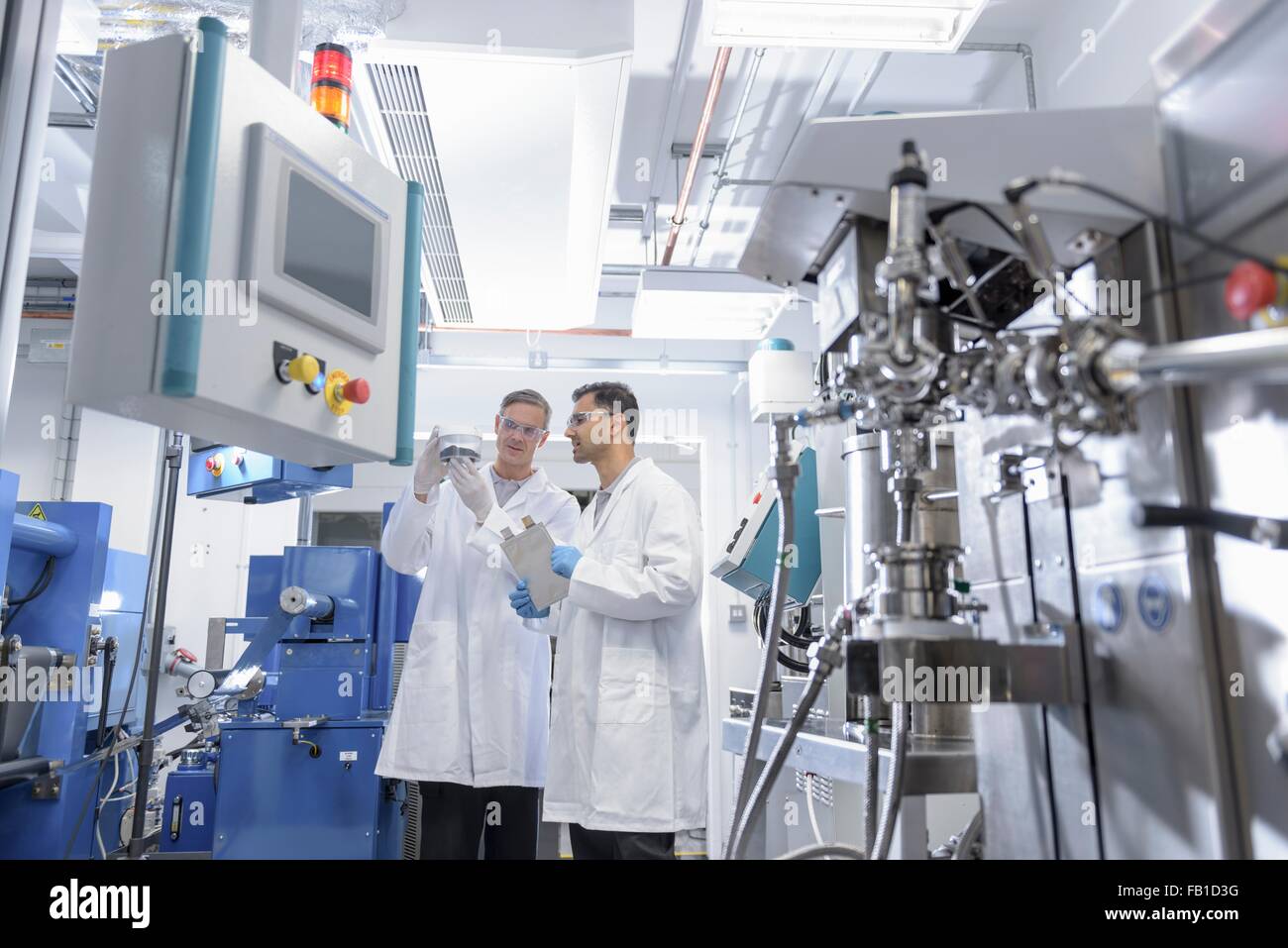 Gli scienziati con la batteria agli ioni di litio della linea di produzione in batteria in un centro di ricerca Foto Stock