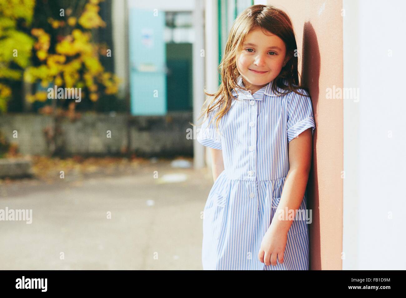 Ritratto di elementare schoolgirl nel parco giochi Foto Stock