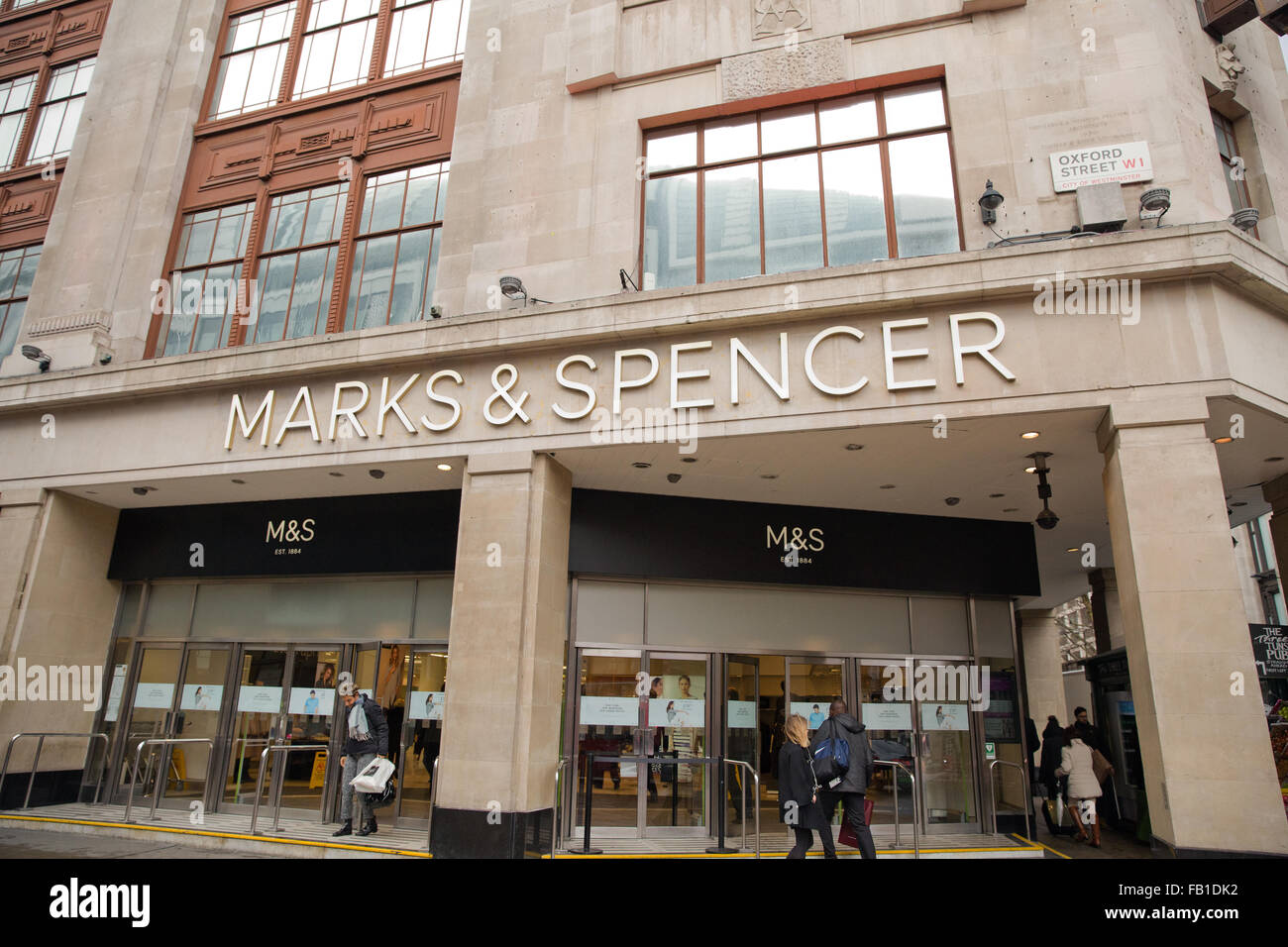 Londra, Regno Unito. Il 7 gennaio, 2016. La Marks & Spencer's flagship store a Marble Arch. Azioni di Marks & Spencer rose 1% in risposta ai suoi risultati di Natale e un cambiamento nel suo chief executive con effetto a partire da aprile. Credito: Mark Kerrison/Alamy Live News Foto Stock