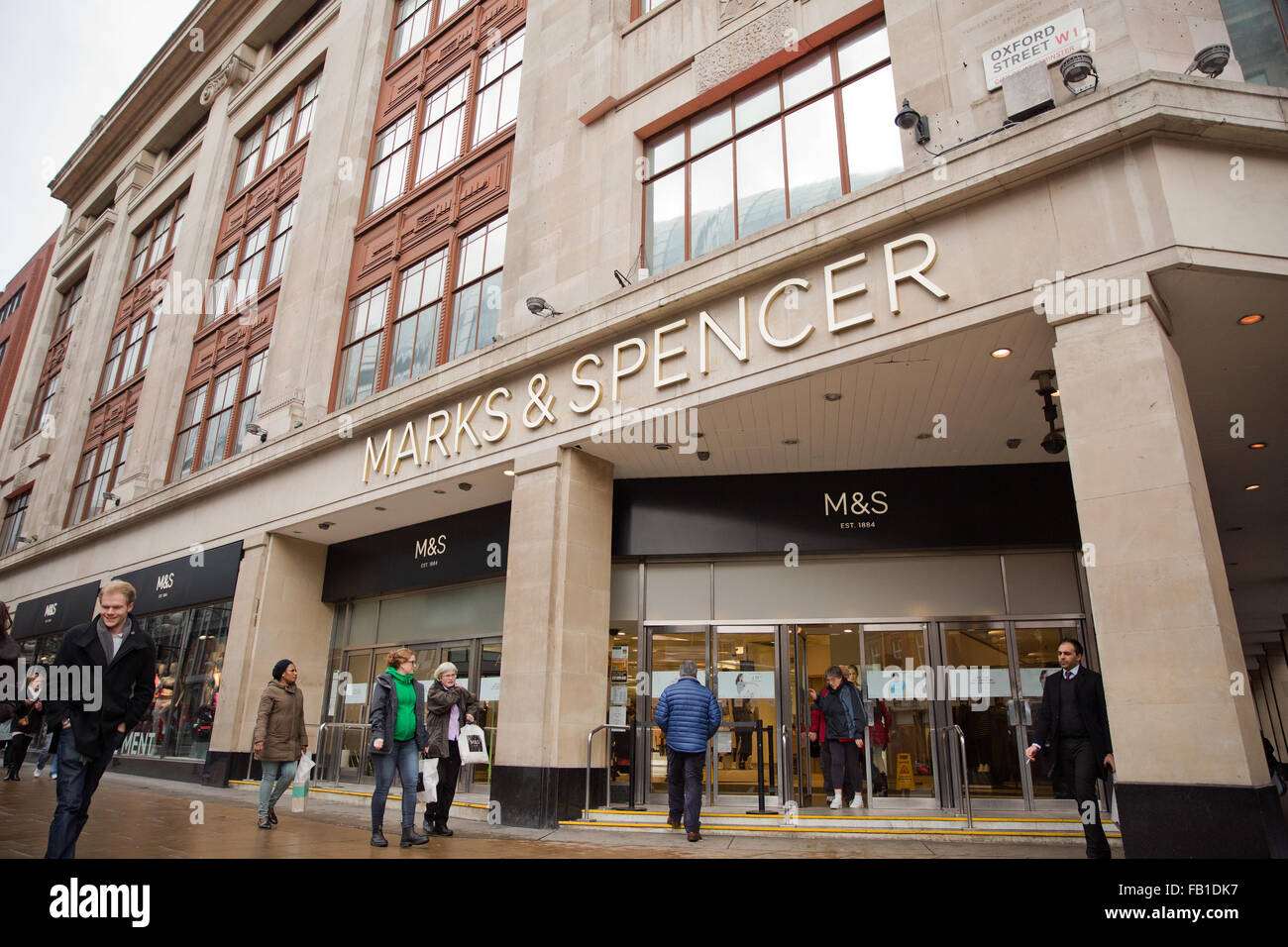 Londra, Regno Unito. Il 7 gennaio, 2016. La Marks & Spencer's flagship store a Marble Arch. Azioni di Marks & Spencer rose 1% in risposta ai suoi risultati di Natale e un cambiamento nel suo chief executive con effetto a partire da aprile. Credito: Mark Kerrison/Alamy Live News Foto Stock