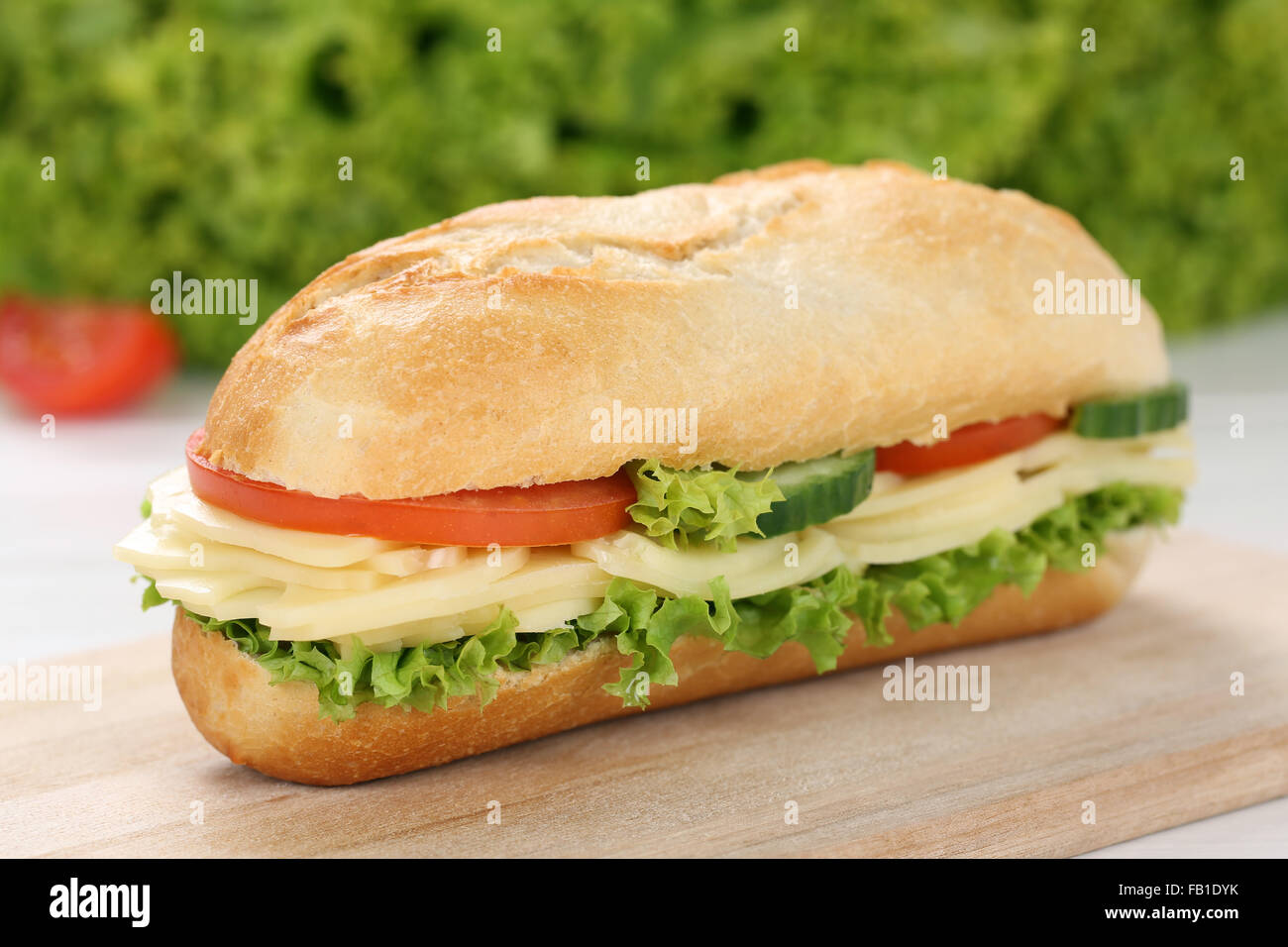 Sub deli sandwich baguette con formaggio, pomodori e lattuga Foto Stock