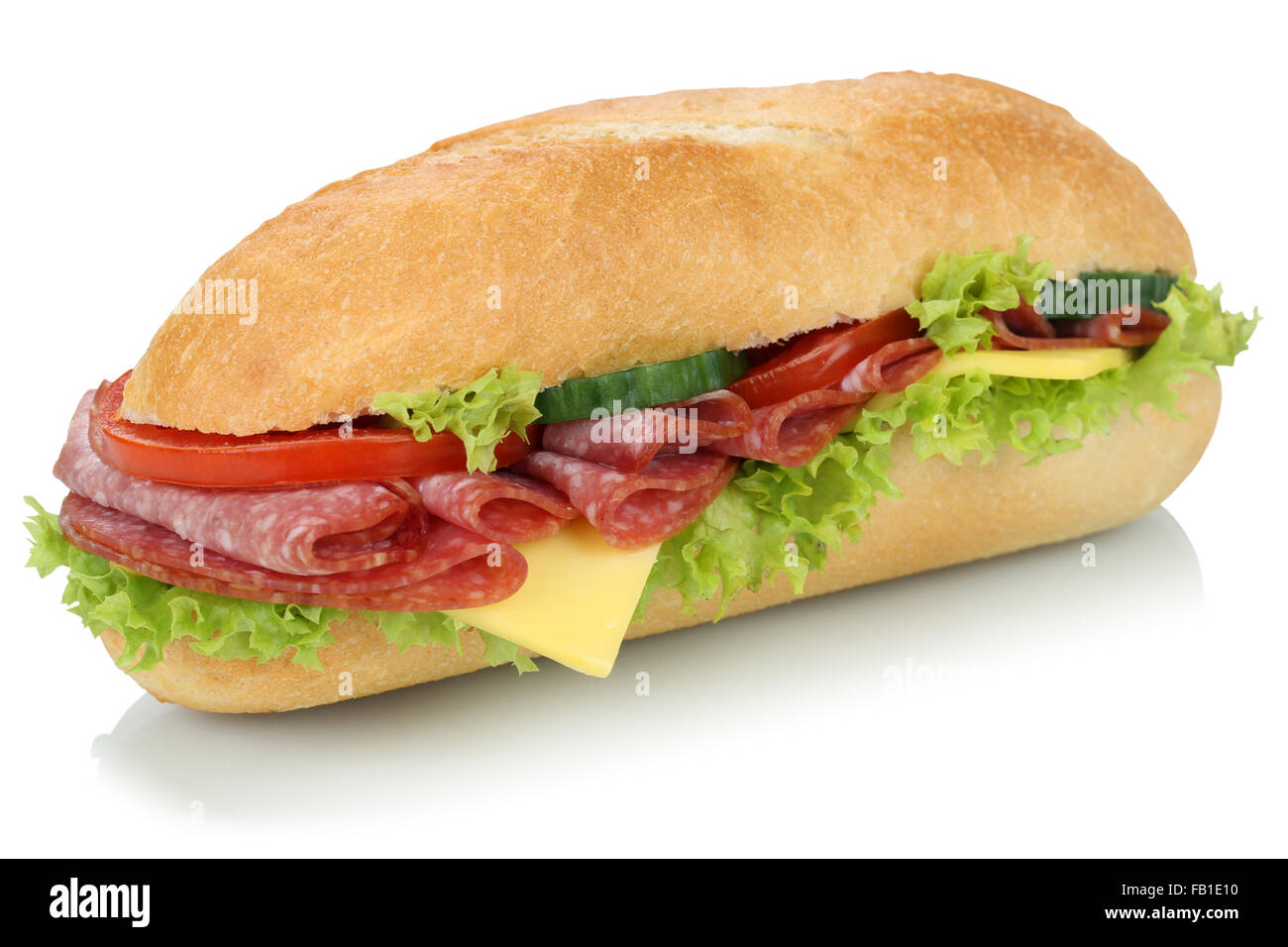Sub deli sandwich baguette con salame, formaggio, pomodori e lattuga isolato su uno sfondo bianco Foto Stock