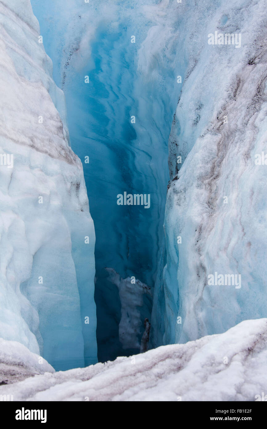 Crepaccio in lastra di ghiaccio del ghiacciaio causati da acqua di disgelo glaciale Foto Stock