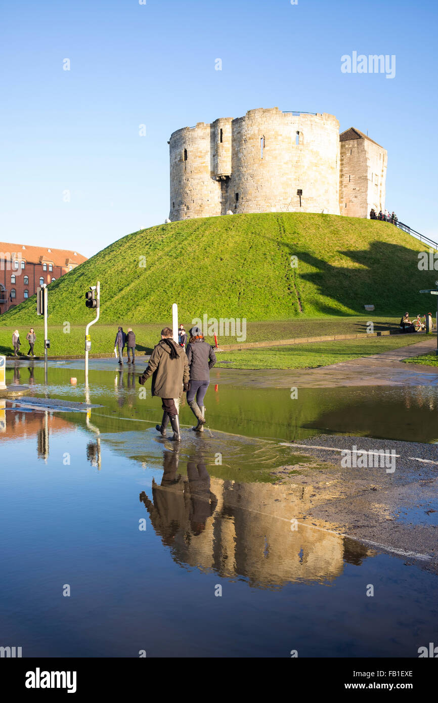 La Torre di Clifford e la sua riflessione durante il Natale 2015 inondazioni, York, Yorkshire, Inghilterra Foto Stock