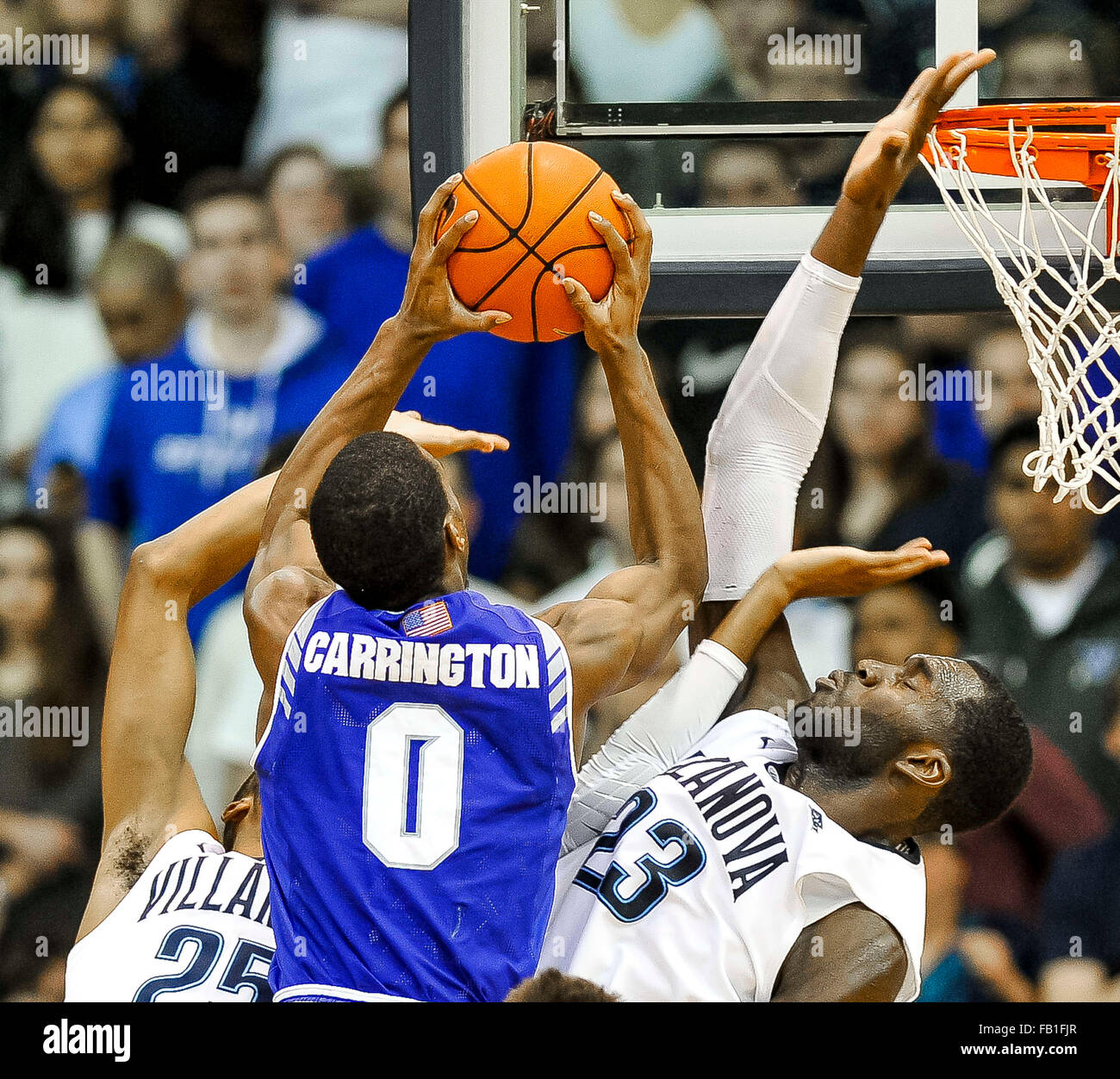 Gennaio 6, 2016 - Villanova, Pennsylvania, Stati Uniti - Gennaio 6, 2016 : Villanova è Daniel Ochefu e Mikal ponti andare fino a bloccare il colpo di Seton Hall's Khadeen Carrington durante il NCAA basketball match tra il Seton Hall Pirates e Villanova Wildcats presso il padiglione a Villanova, Pennsylvania, il 6 gennaio 2016. Scott Serio/ESW/CSM Foto Stock