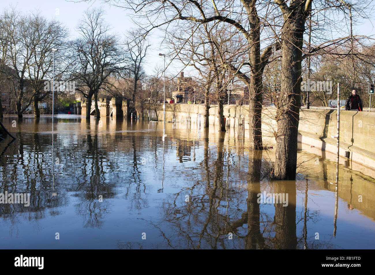 Skeldergate Bridge, al di là di San Giorgio del campo del parco auto sommersi dall'alluvione, Natale 2015, York, England, Regno Unito Foto Stock