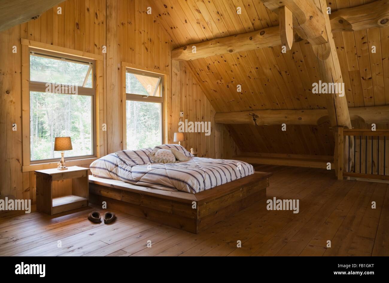 Letto king size con letti in legno camera da letto master mezzanine  orientale artigianali di pino bianco in stile cottage log home Québec  Canada Foto stock - Alamy