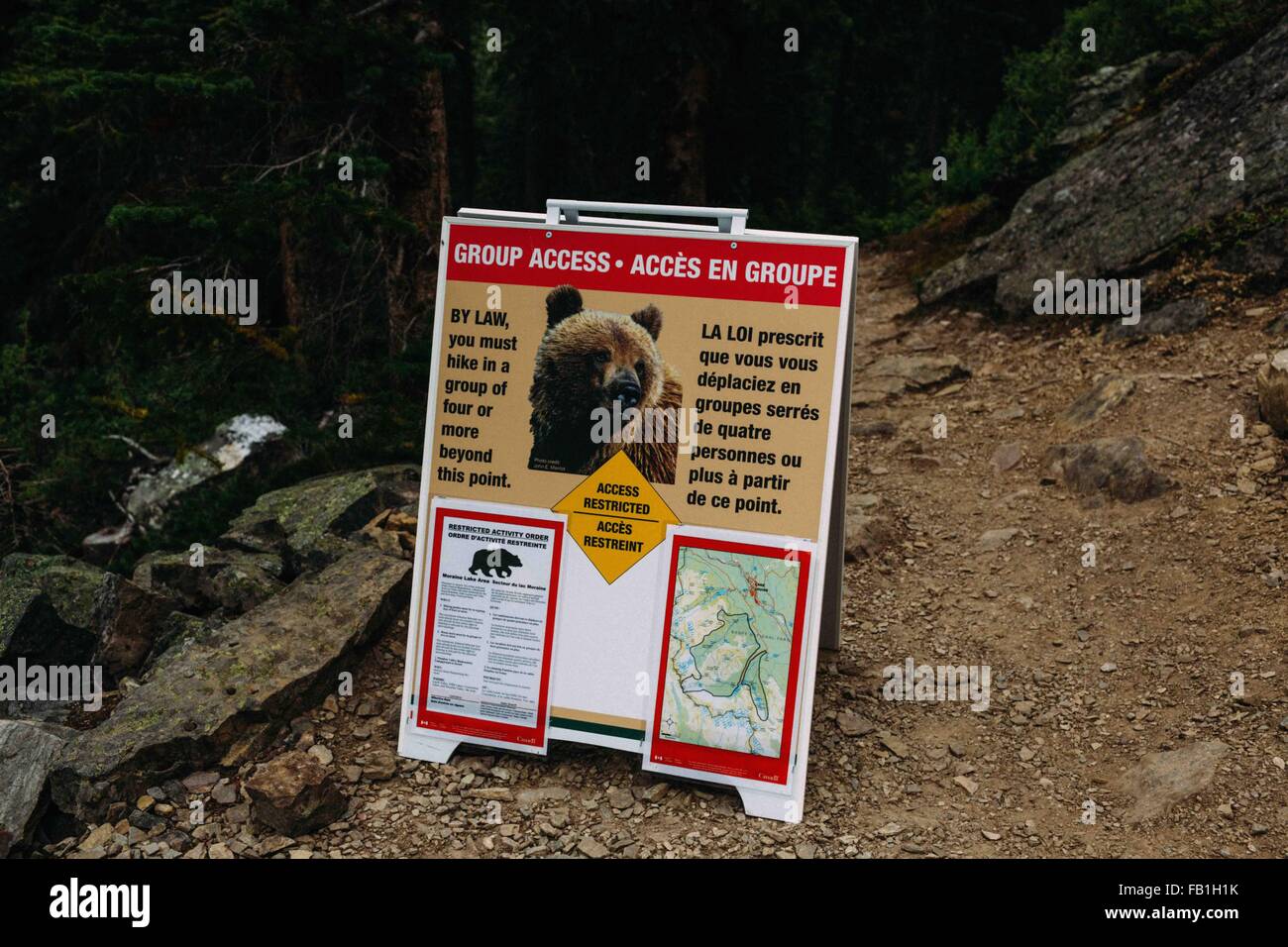 Orso selvatico cartello segnaletico, Moraine Lake, il Parco Nazionale di Banff, Alberta Canada Foto Stock