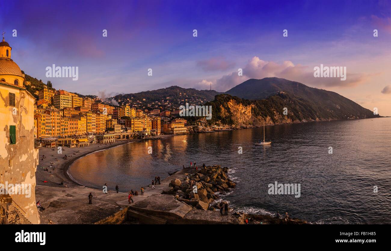 Vista in elevazione del litorale, Camogli, Liguria, Italia Foto Stock