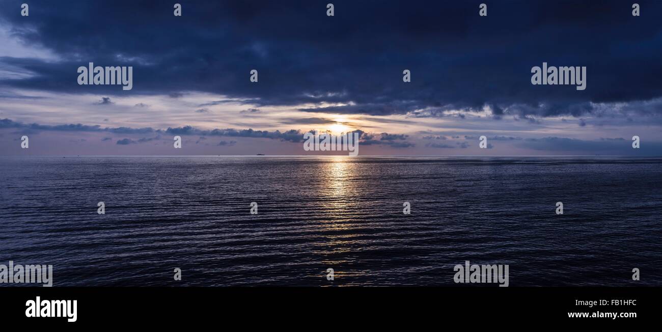 Seascape panoramica all'alba, Camogli, Liguria, Italia Foto Stock