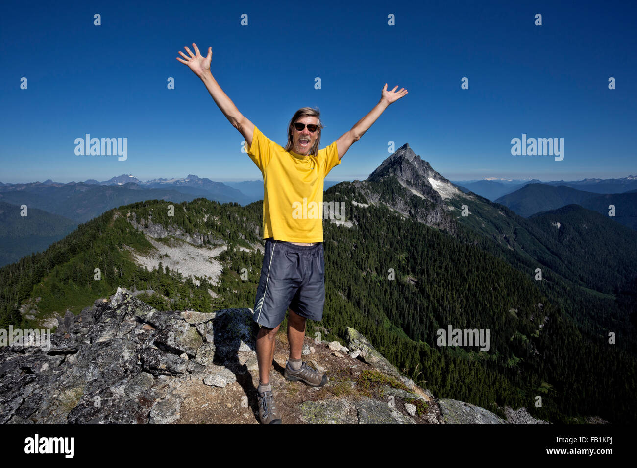 WASHINGTON - escursionista sul vertice del raramente visitati Ira Spring Mountain si trova nei pressi di Pugh Montagna. Foto Stock