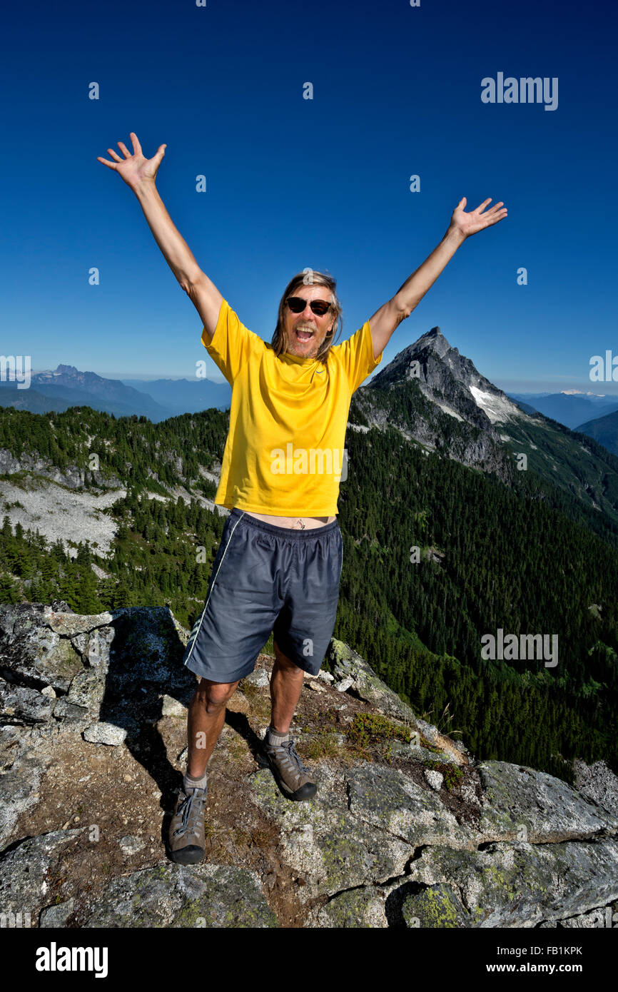 WA12515-00...WASHINGTON - escursionista sul vertice del raramente visitati Ira Spring Mountain si trova nei pressi di Pugh Montagna. Foto Stock