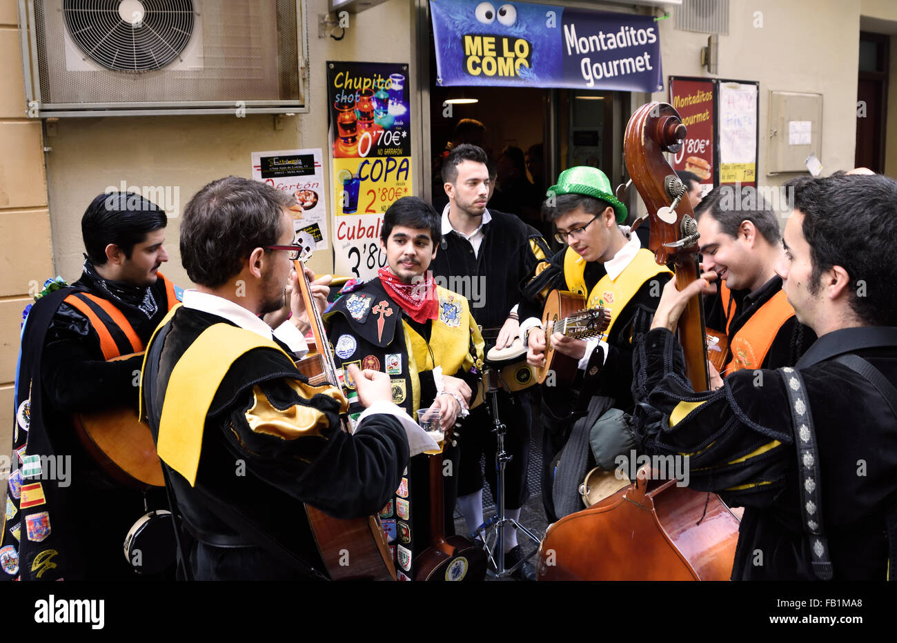 Musicisti musica ( studenti ) da Madrid a Malaga Centro storico spagnolo spagna Andalusia Foto Stock