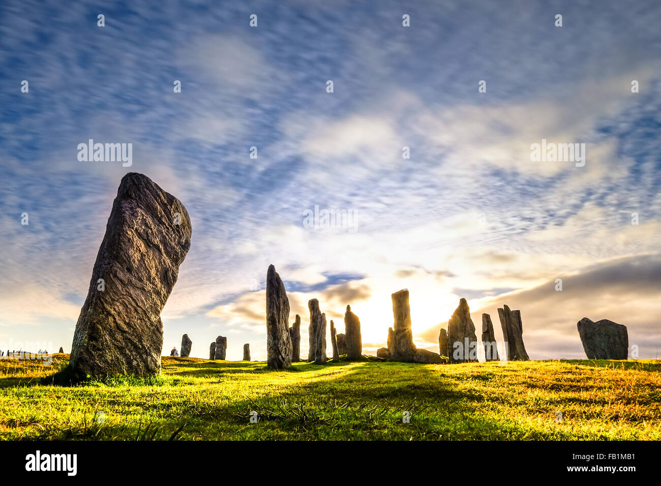 Le pietre di Callanish sull' isola di Lewis sono inondate di luce del sole nel tardo pomeriggio di sole in Scozia. Foto Stock
