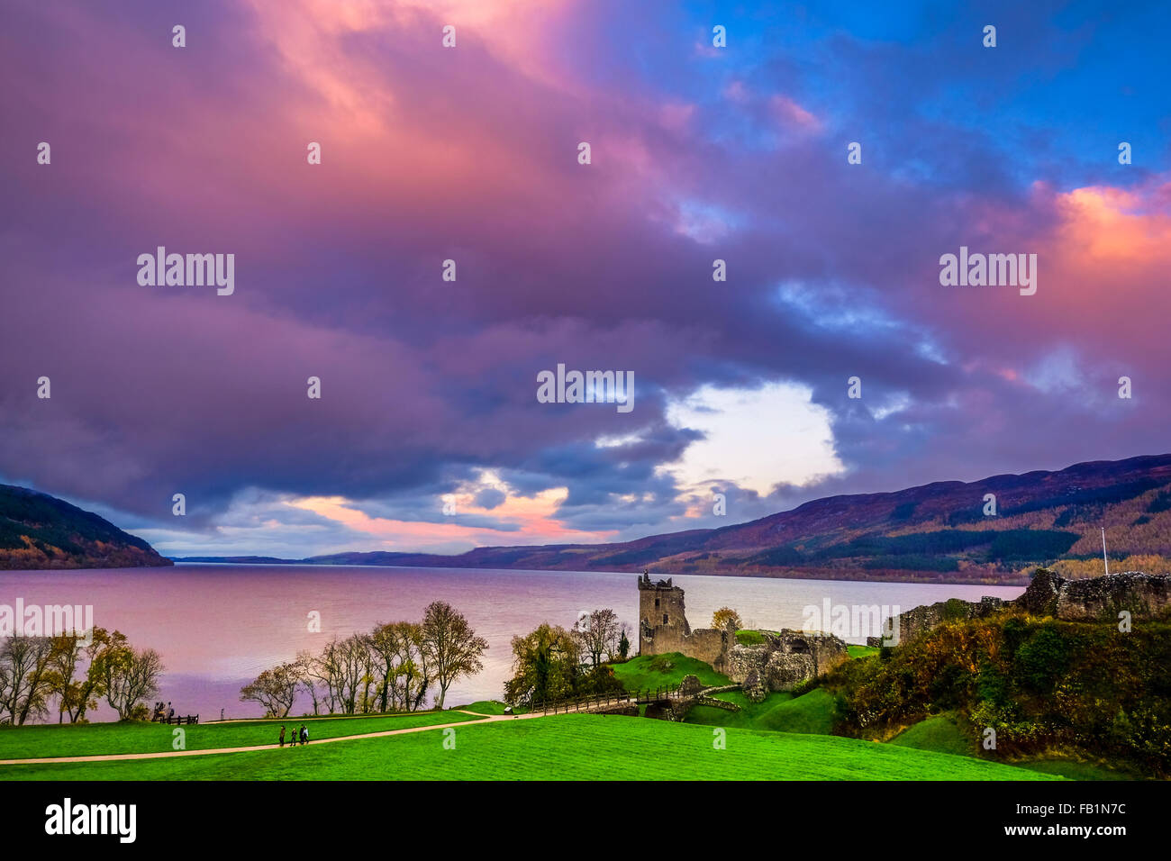 Castello Urquhart dopo una tempesta al tramonto sul Lago di Loch Ness, Scozia. Una graziosa destinazione turistica e di vacanza o una vacanza ubicazione. Foto Stock