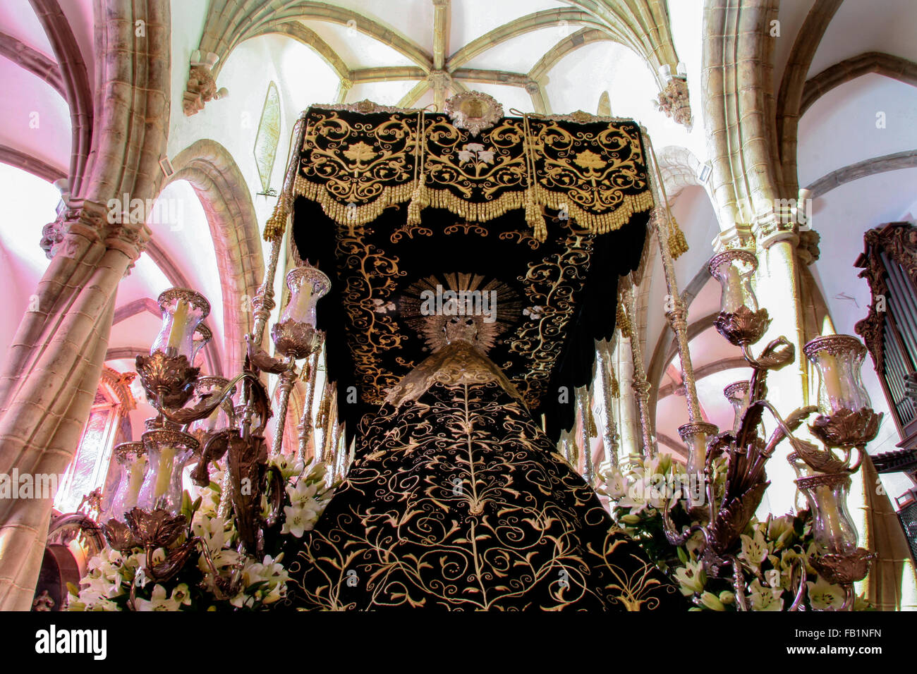 Settimana Santa galleggiante interno il portoghese in stile tardo-gotico di Santa Maria Maddalena la Chiesa, Olivenza, Spagna Foto Stock