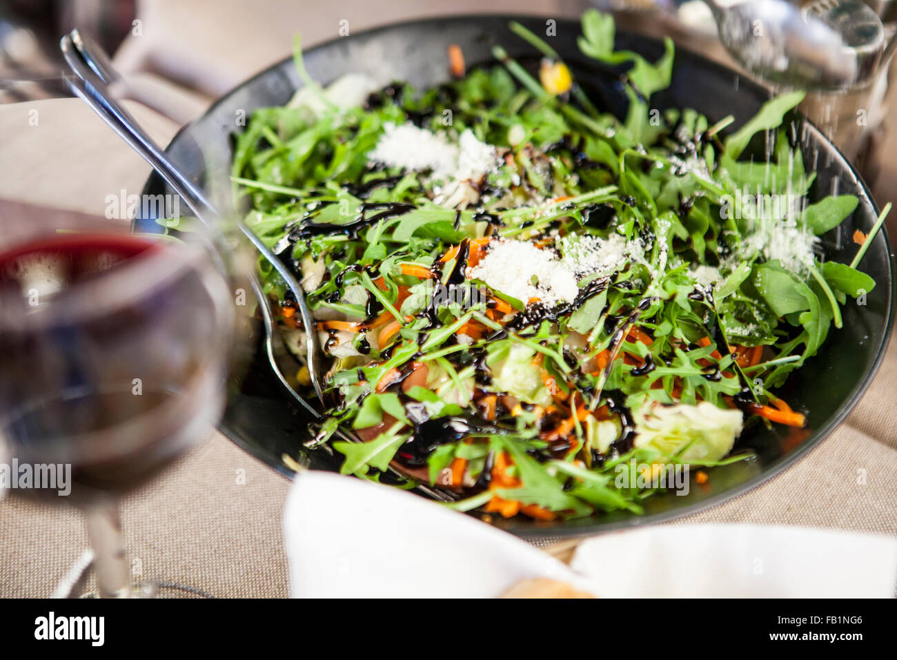 Piastra con gli agnelli insalata con carote. Qualcuno è spolverata di parmigiano sopra Foto Stock