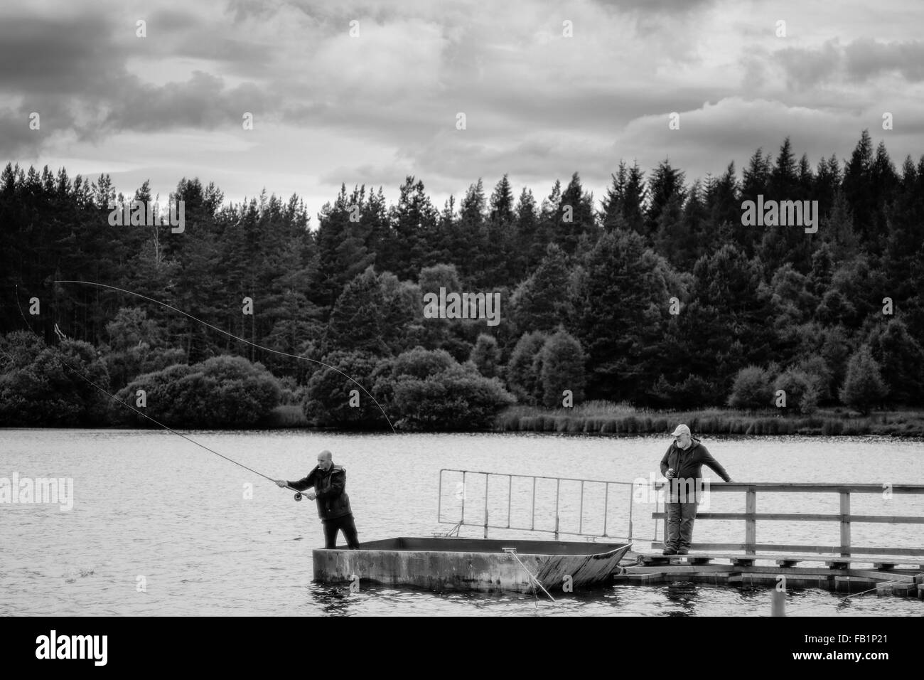 Scottish uomini di Pesca a Mosca Report di Pesca su un molo di Moy, nelle Highlands della Scozia. Foto Stock