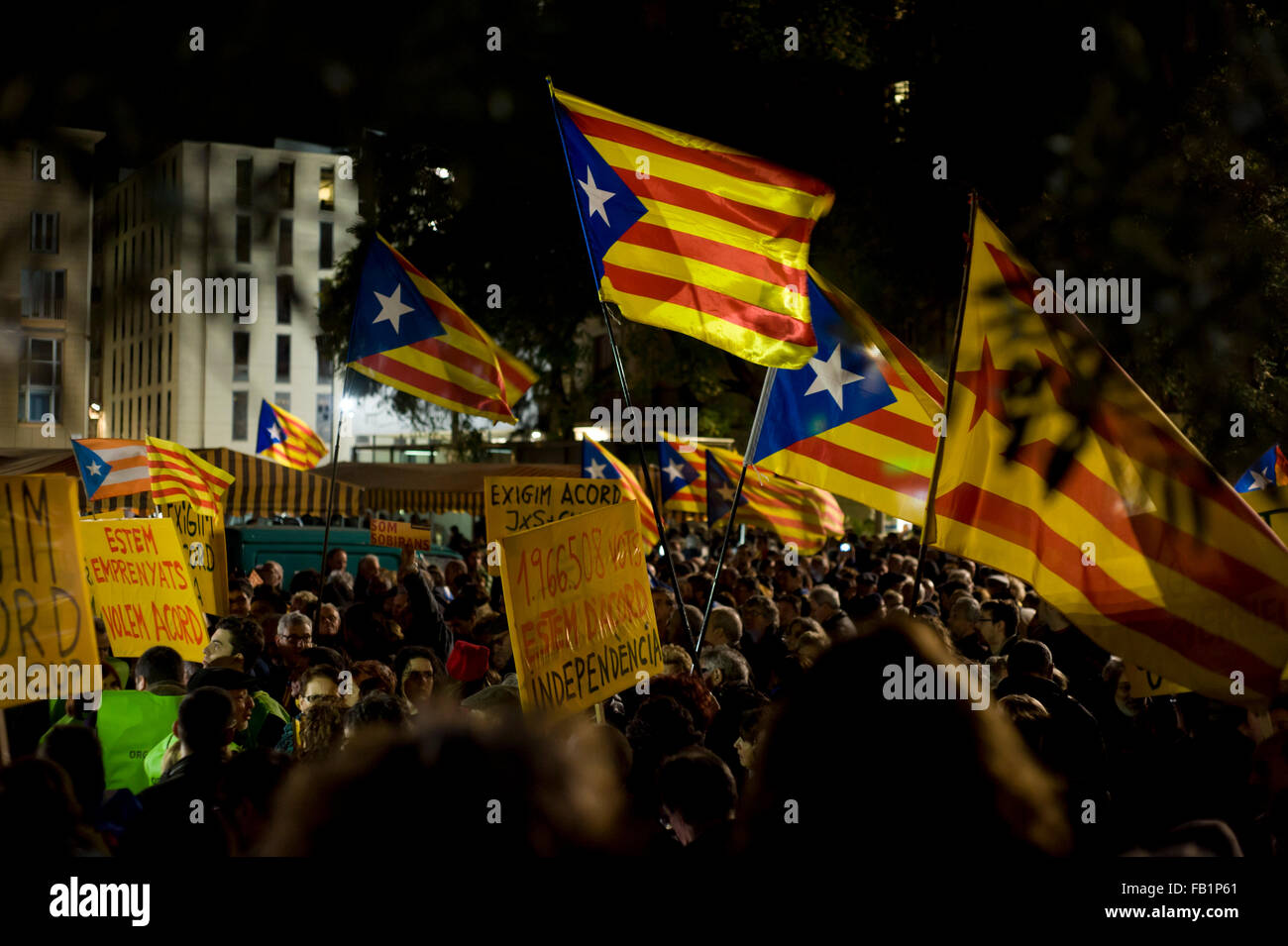 Barcellona, Spagna. Il 7 gennaio, 2016. Persone estelada wave flags (simbolo dell'indipendenza catalana) a Barcellona Spagna il 7 gennaio, 2016. Diverse migliaia di persone si sono riunite a Barcellona che esigono un accordo tra le due parti independentist in parlamento catalano (Junts Pel Si e tazza). L'incapacità ad eleggere un presidente per il parlamento catalano ha bloccato il processo di indipendenza. Credito: Jordi Boixareu/Alamy Live News Foto Stock