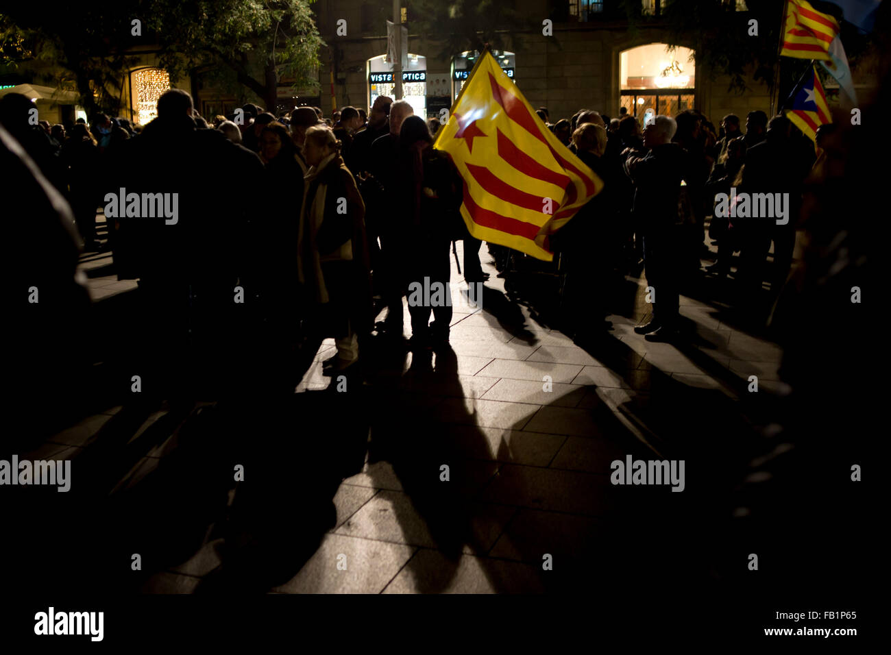 Barcellona, Spagna. Il 7 gennaio, 2016. Una bandiera estelada (simbolo dell'indipendenza catalana) è visto tra le persone a Barcellona Spagna il 7 gennaio, 2016. Diverse migliaia di persone si sono riunite a Barcellona che esigono un accordo tra le due parti independentist in parlamento catalano (Junts Pel Si e tazza). L'incapacità ad eleggere un presidente per il parlamento catalano ha bloccato il processo di indipendenza. Credito: Jordi Boixareu/Alamy Live News Foto Stock