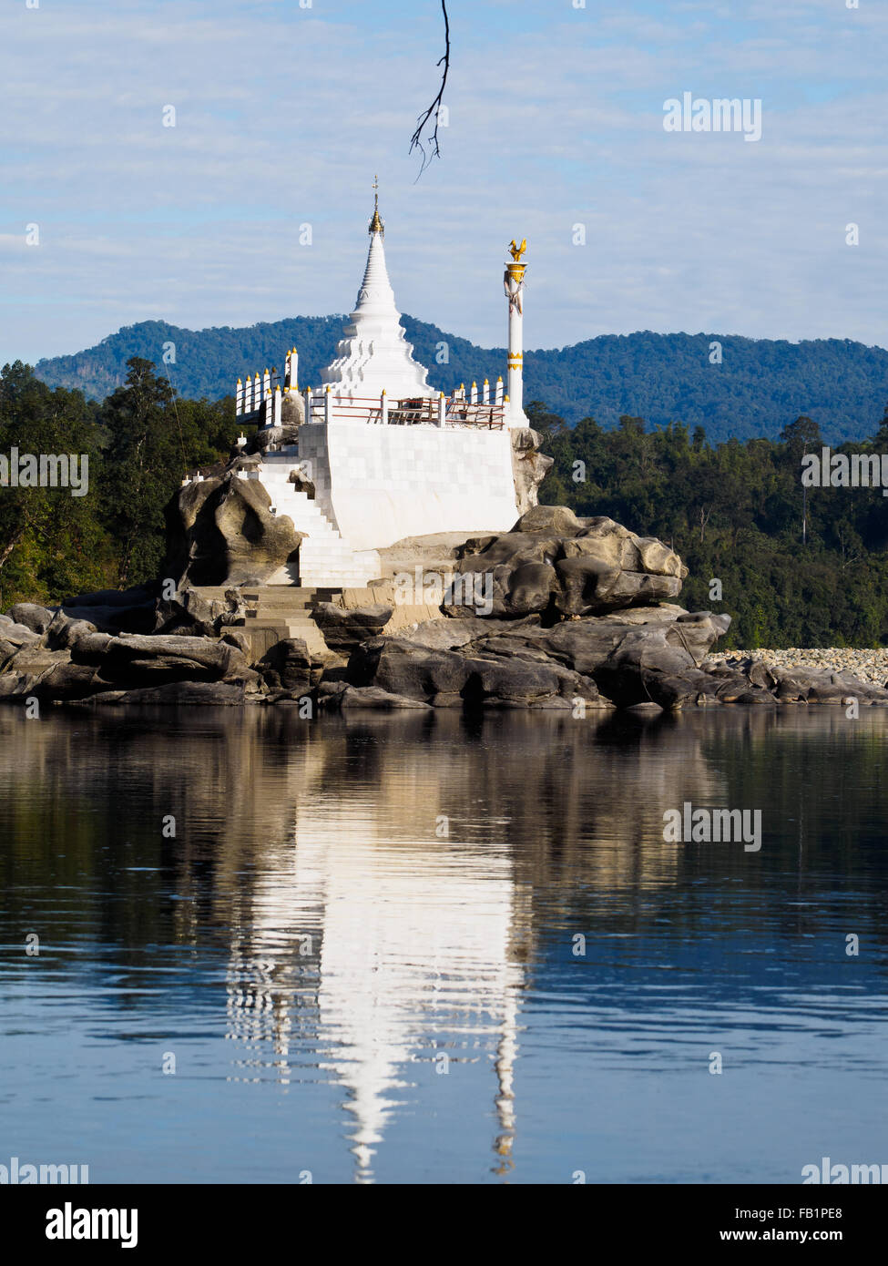 Una pagoda nel mezzo del Mali Kha River, nel nord del Myanmar Foto Stock