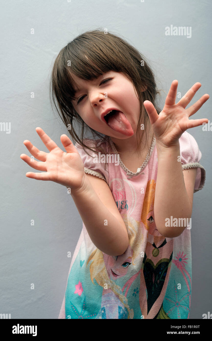 3 anno vecchia ragazza divertirsi a casa Foto Stock