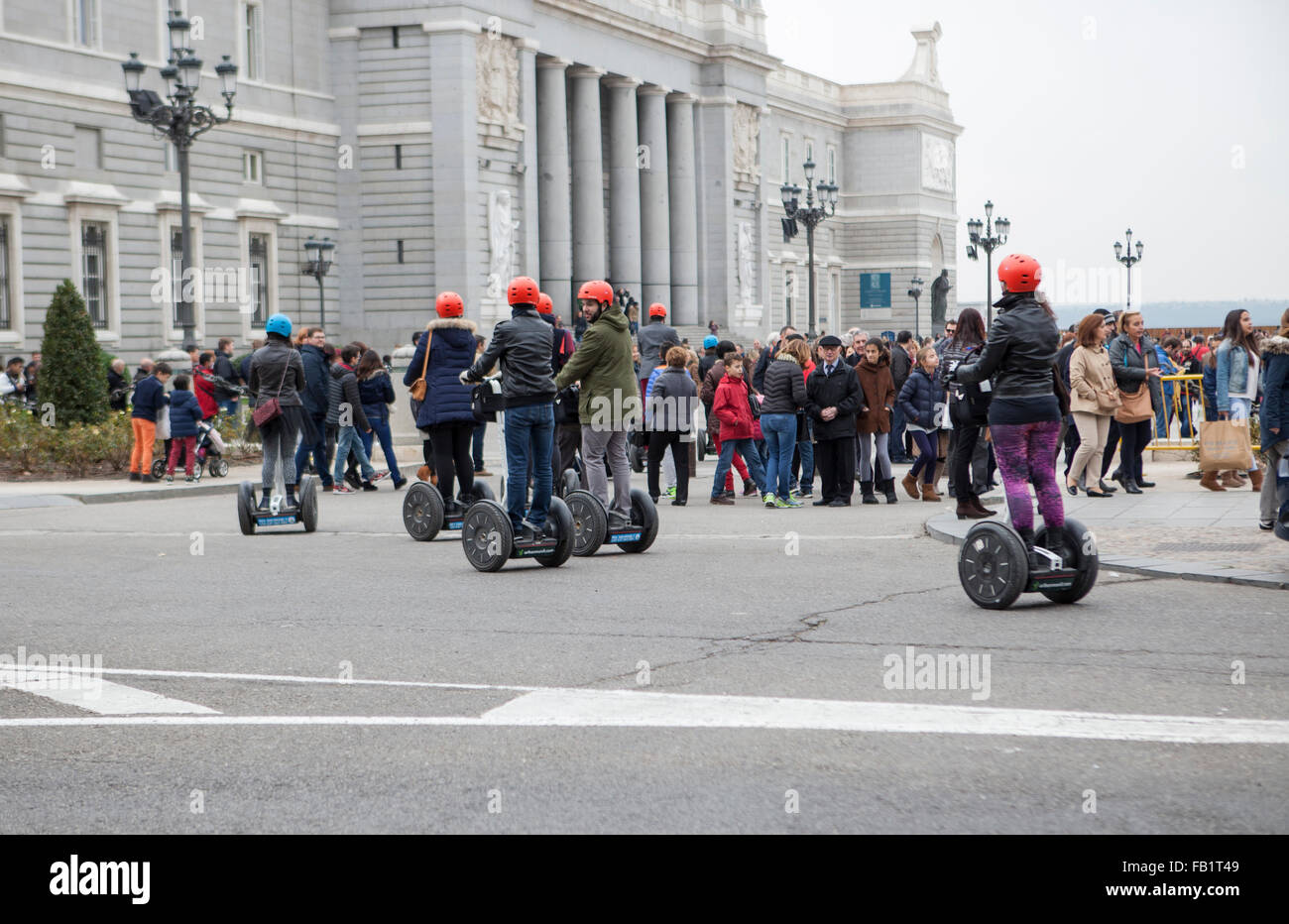 MADRID, Spagna - 7 dicembre 2015: Turisti escursioni su Segway Tour di Madrid, Royal Palace, Spagna Foto Stock