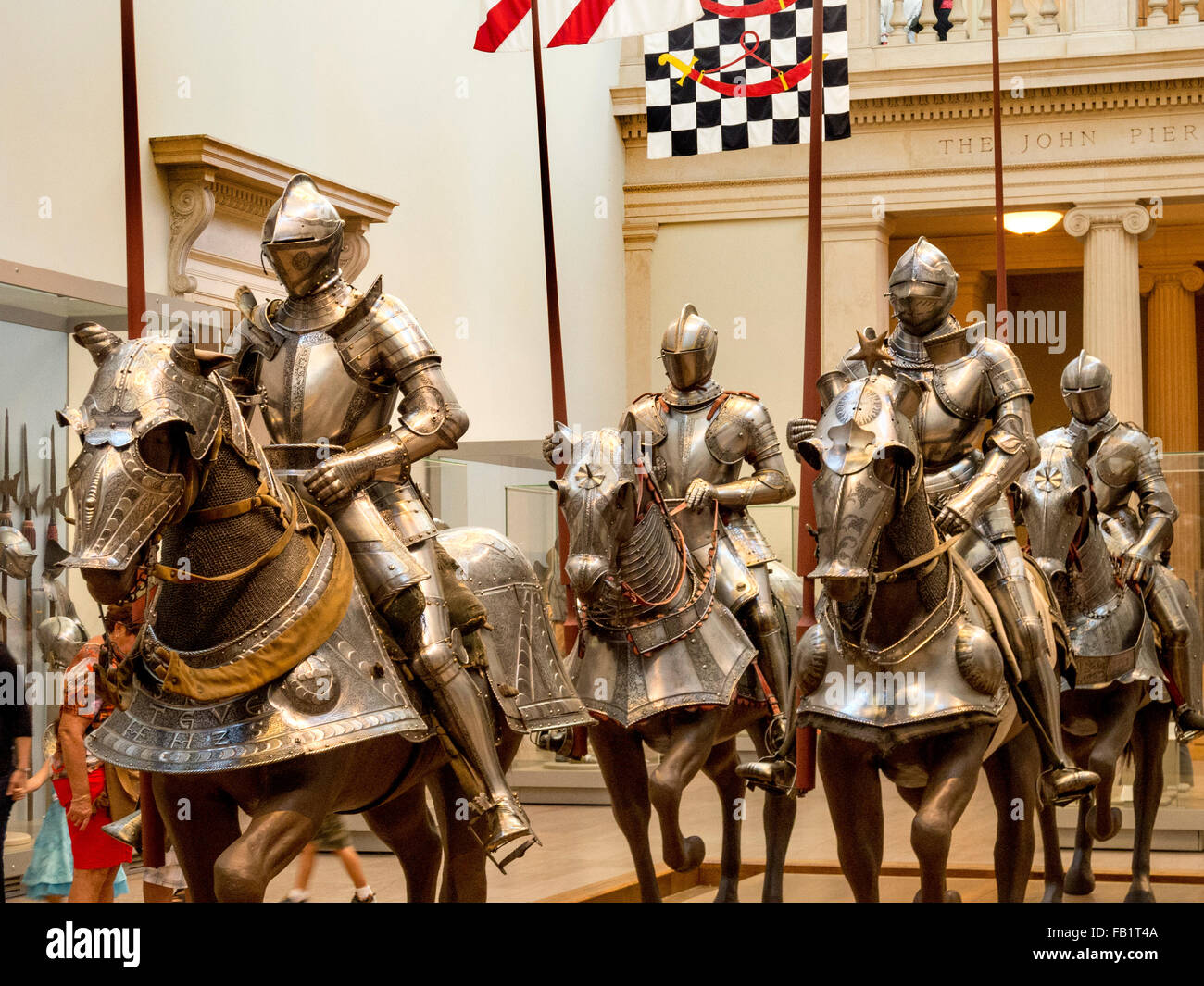 Xvi secolo tedesco medievale piena armatura per uomo e cavallo al  Metropolitan Museum of Art di New York City. I materiali includono acciaio  inciso, pelle, lega di rame e di prodotti tessili.