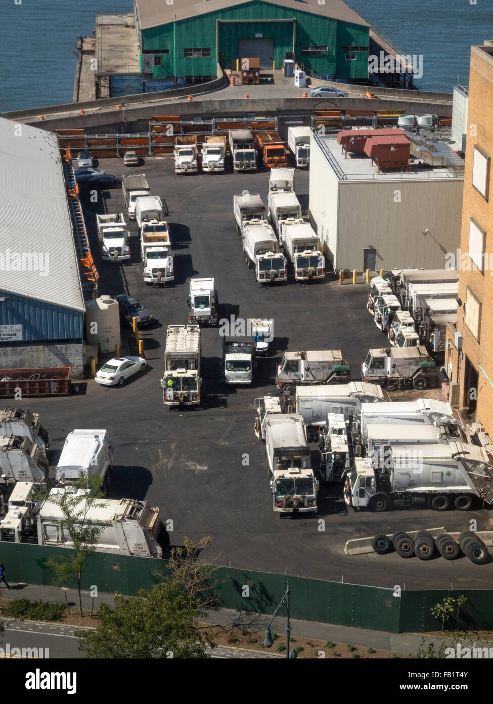 Immondizia camion riempire il parcheggio di un impianto di smaltimento dei rifiuti in Manhattan Quartiere Meatpacking dal fiume Hudson, New York City. Foto Stock