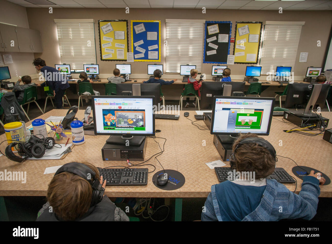 San Clemente, CA, multirazziale gli studenti della scuola elementare lavoro nel computer della scuola lab. Foto Stock