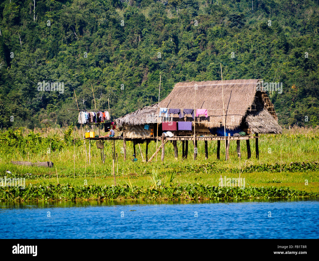 Una piccola capanna in legno sulla riva del lago Indawgyi. Foto Stock