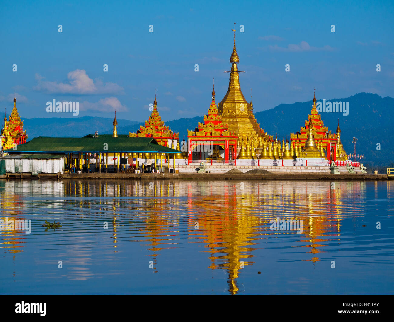 Shwe Myitzu Pagoda, il punto di riferimento del Lago Indawgyi. Foto Stock