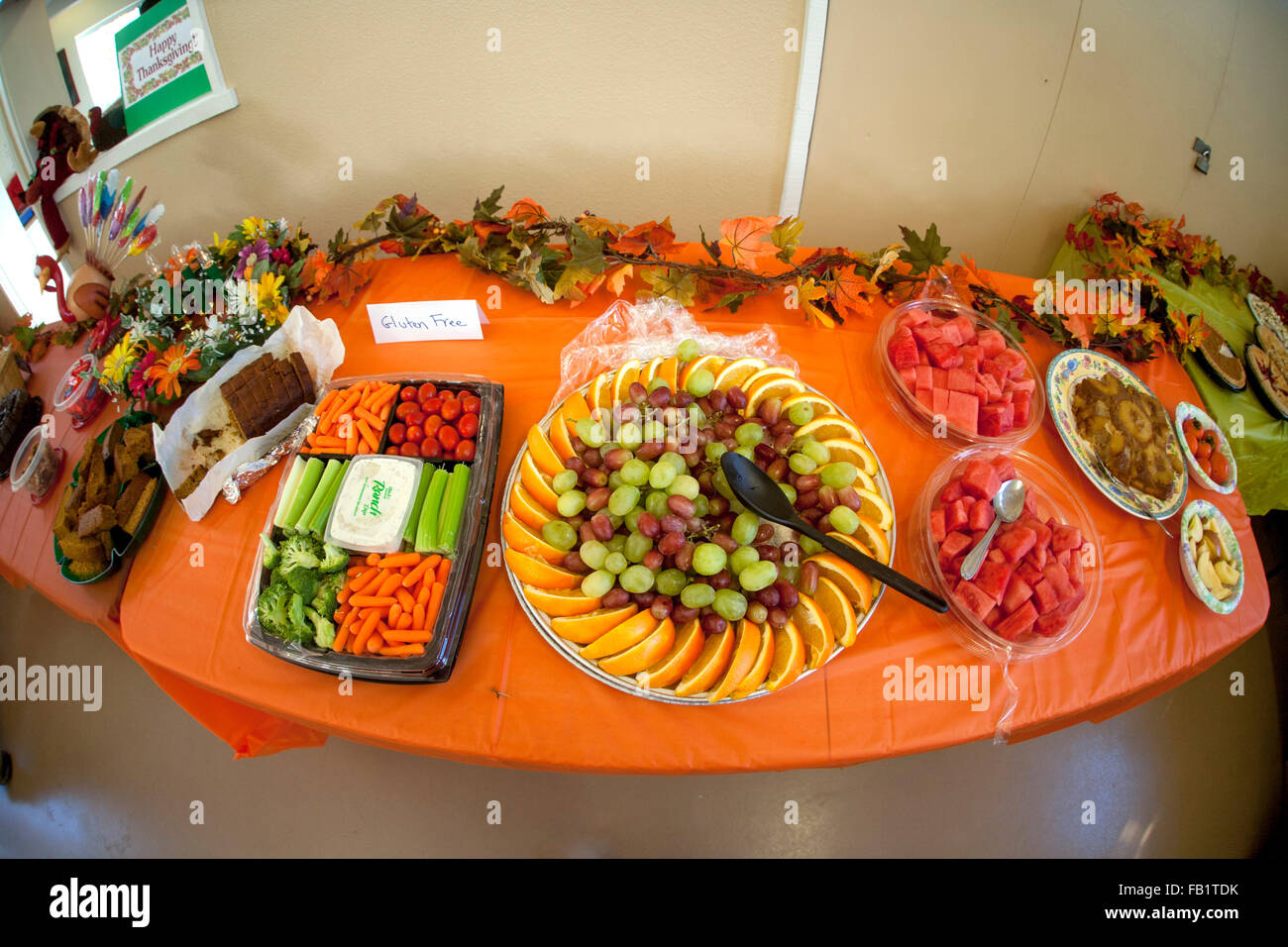 Senza glutine frutta e verdura alternative sono inclusi in un ringraziamento potluck buffet. Foto Stock