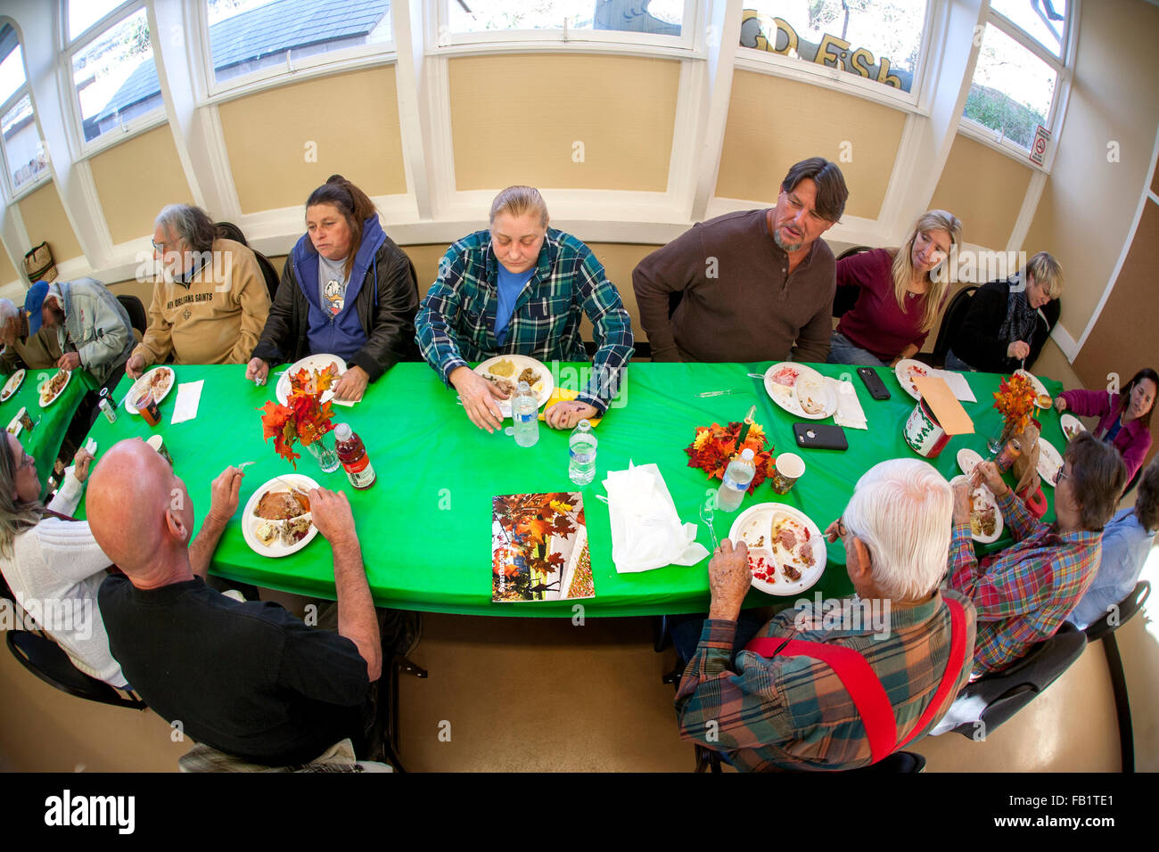 Diners di diverse epoche hanno un libero ringraziamento potluck cena presso il Silverado, CA, Centro Comunitario. Foto Stock